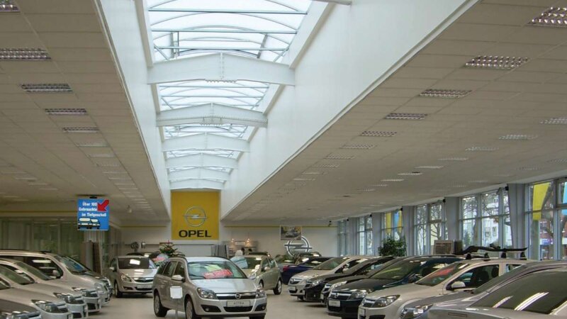 Autohaus Schmidt + Koch AG | Bremen • Sanierung eines Drahtglassatteldachlichtbandes. Das zentrale Oberlicht ermöglicht den Tageslichteinfall und rückt so die ausgestellten Fahrzeuge ins richtige Licht.