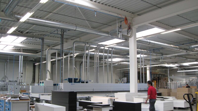 Dobergo Büromöbelfabrik GmbH & Co. KG | Betzweiler • Das Dachoberlicht sorgt für die gesetzlich geforderte Beleuchtung des Arbeitsplatzes mit Tageslicht.