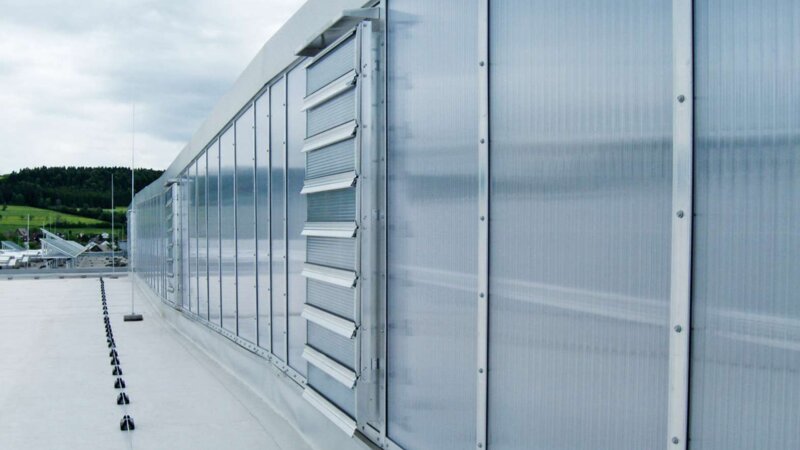 J. Schmalz GmbH  | Glatten • Tageslichtkonzept über Nordlichtsheds mit höchsten Wärmedämmeigenschaften der Verglasung für Passivhausstandard.